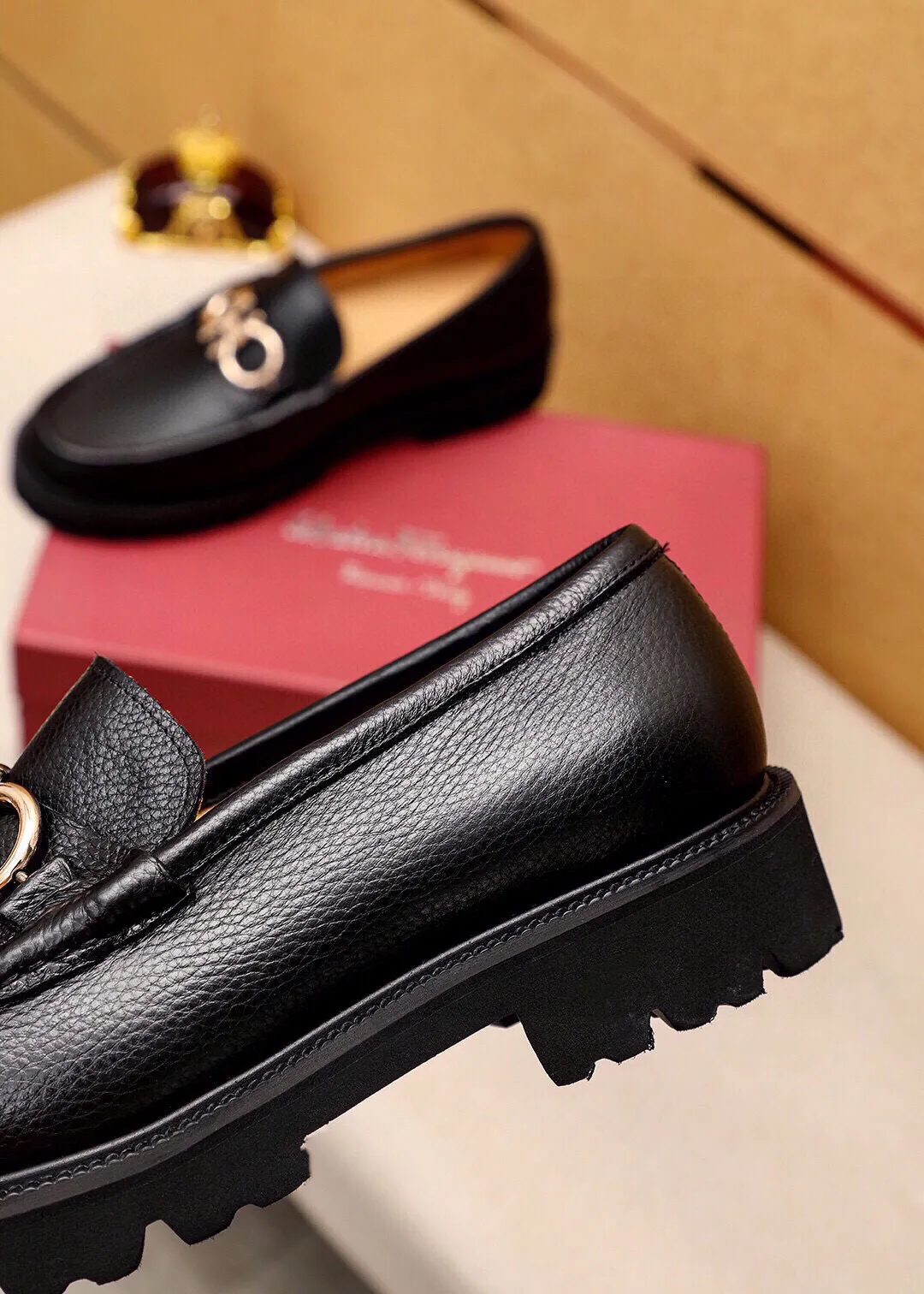 Men's shoes 💰580 💐 Product trademark: Ferragamo "Ferragamo" casual leather shoes Regular size: 38-44 (45.46🉑️customized) Product materials: Selected imported first-layer pebbled cowhide leather upper + luxury hardware buckle, imported water-dyed cowhide leather lining. Strong three-dimensional visual effect, original outsole color: 4⃣️seed leather materials available